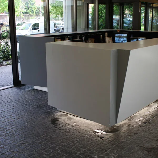 Bancone su misura in cartongesso per spazio commerciale moderno