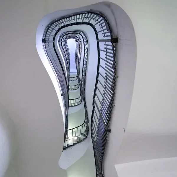 Scala interna con elementi in cartongesso dal design moderno