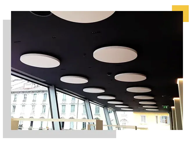 Sistema fonoassorbente a soffitto con pannelli acustici per riduzione del riverbero in ambiente open space