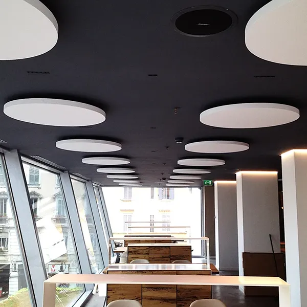 Soluzioni fonoassorbenti integrate a soffitto per il comfort acustico negli ambienti professionali